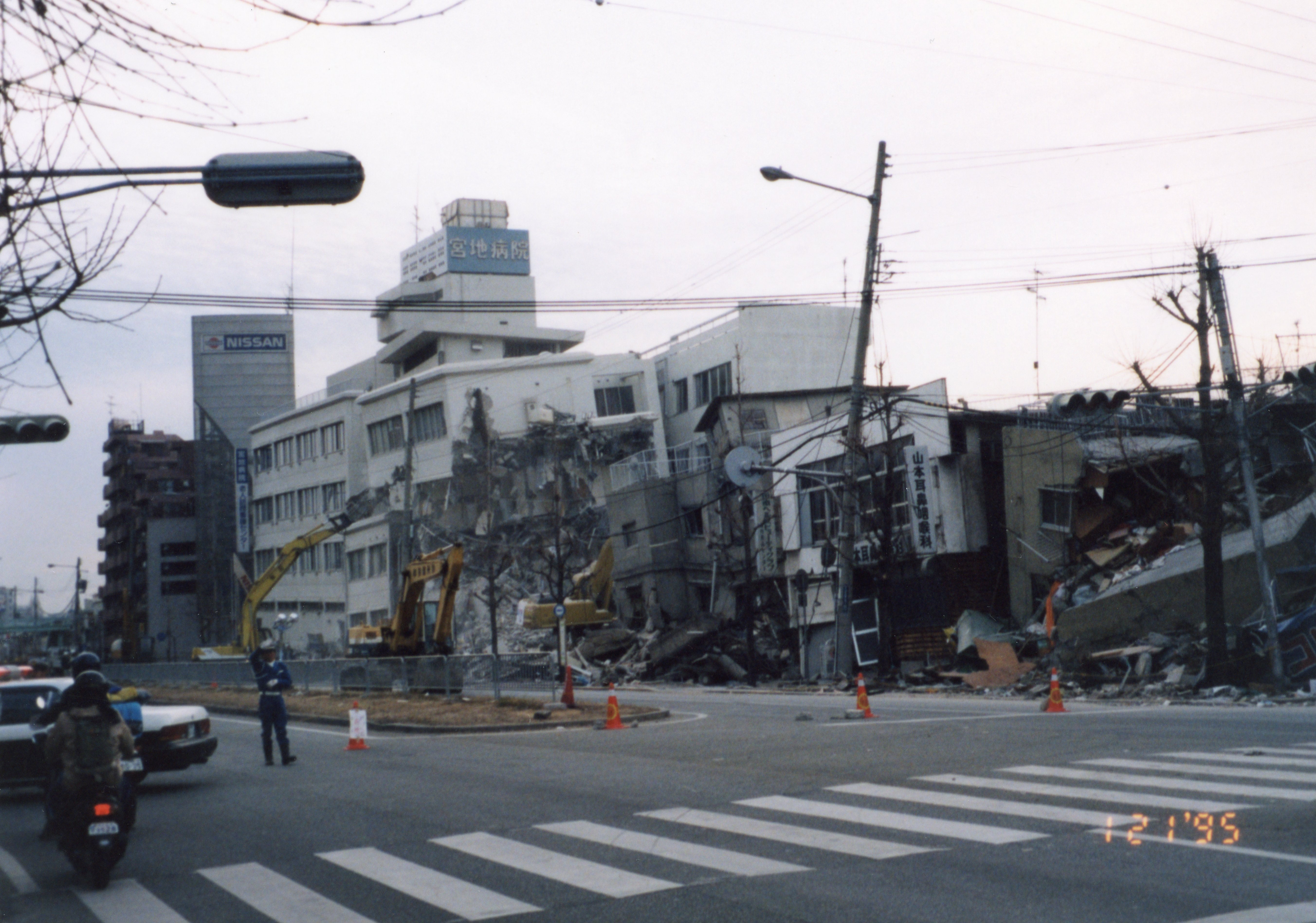震災数日後の国道2号線東灘区本山中町付近